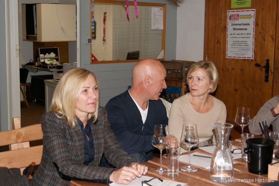 Margarethe, Salvatore und Anette bei der Weindegustation in der Weinremise